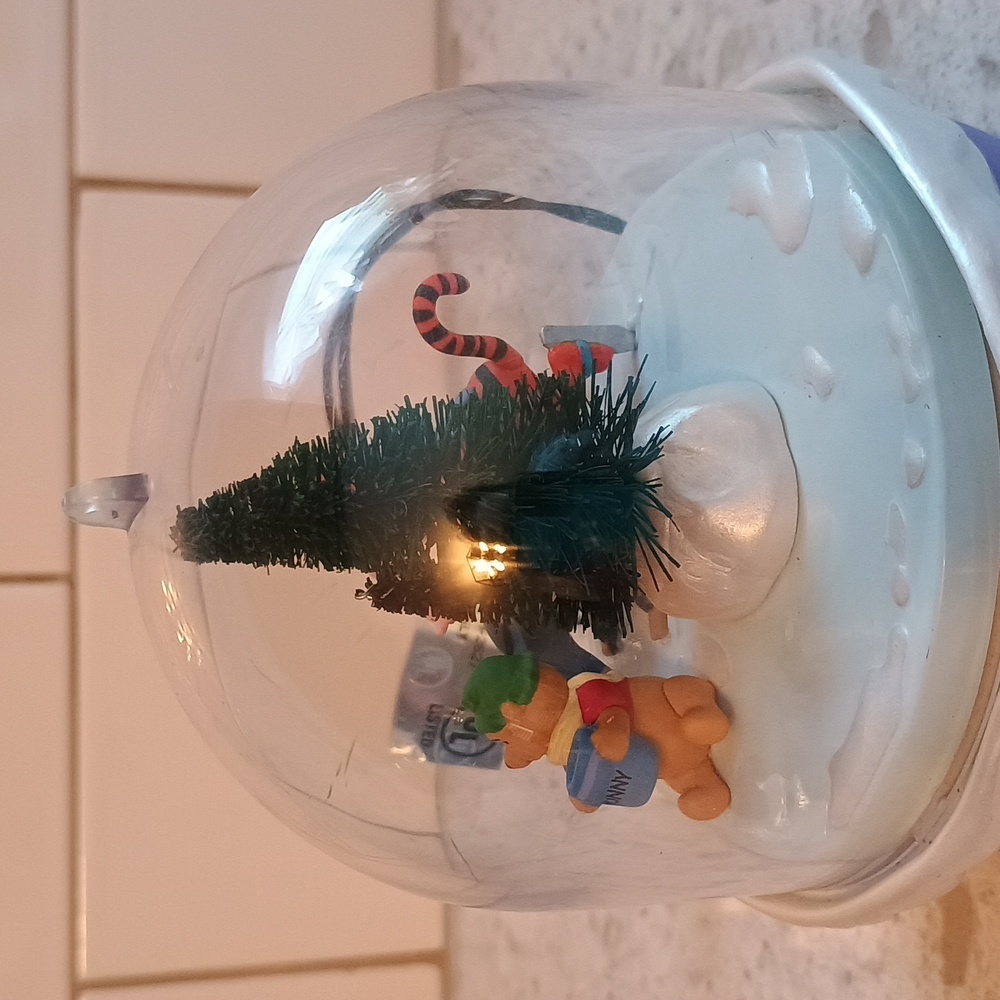 1996 Hallmark Keepsake Magic Disney Ornament "Slippery Day" - Picture 6 of 10